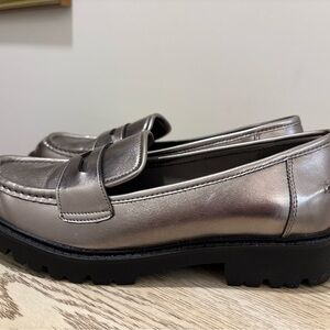 Arizona Pewter Metallic Loafers with Chunky Sole size 8.5 Medium